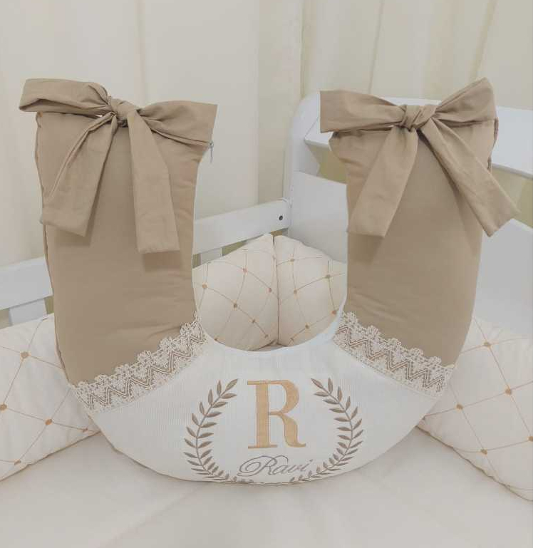 ALMOFADA AMAMENTAÇÃO PERSONALIZADA PALHA COM LATERAL E TIRA BEGE COM GRIPIER - BRASÃO - LUXO