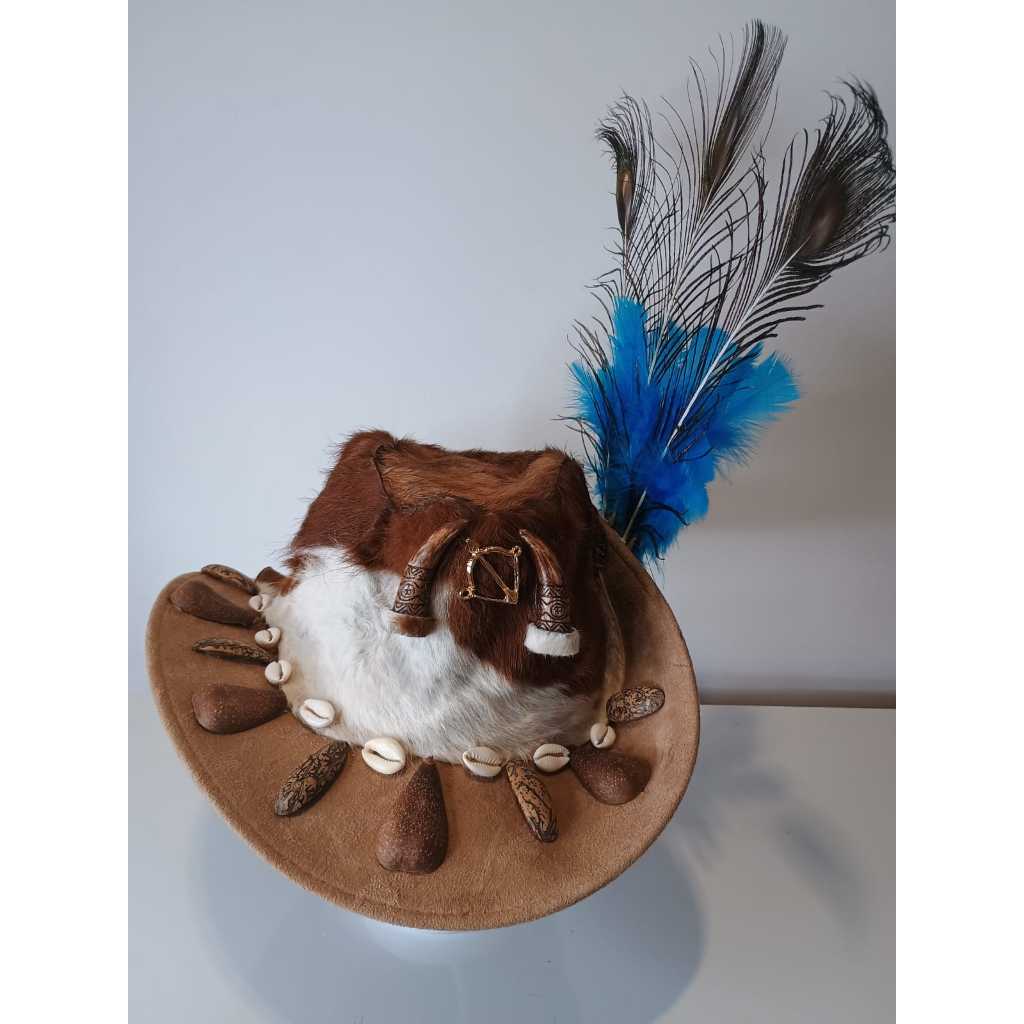 Chapéu Oxóssi e Logum Edé-Linha Luxo com Penas de Pavão, buzios dentes Paramenta Umbanda e Candomblé