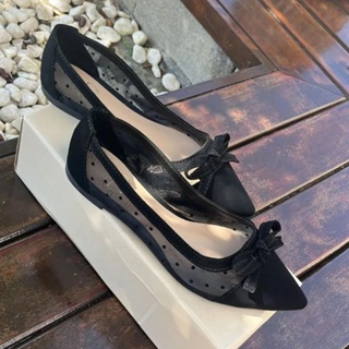 Sapatilha feminina de tela com bolinhas de poá bico fino e laço preto em Oferta na Shopee