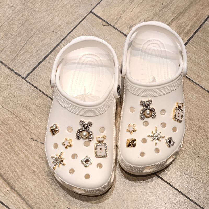 Sandália BABUCHE RASTEIRA 10 PINGENTES ALEATÓRIOS SORTIDOS BRILHANTES FOFINHO CONFORTÁVEL PARA O DIA A DIA em Oferta na Shopee
