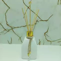 Frasco Pet Branco 380ml com tampa luxo varetas e pingente cordão.