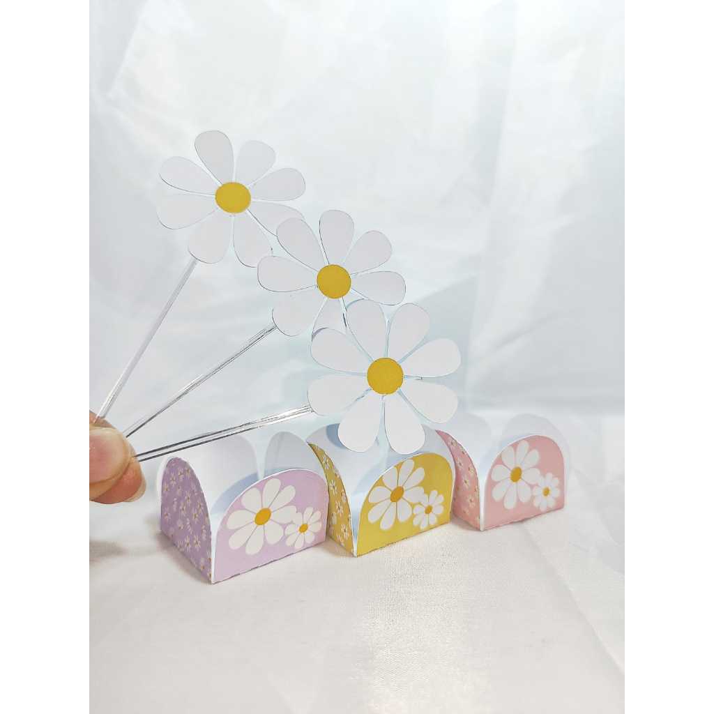Forminhas personalizadas de doce e tags de docinhos tema Margarida Amarelo Rosa Roxo aniversário Lembrançinhas em Oferta na Shopee