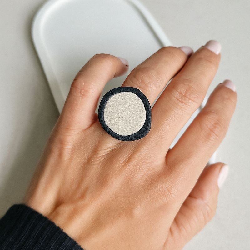Anel Moderno Design Orgânico Regulável Contorno em Cerâmica Plástica Anel Feminino Exclusivo Regulável