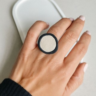 Anel Moderno Design Orgânico Regulável Contorno em Cerâmica Plástica Anel Feminino Exclusivo Regulável