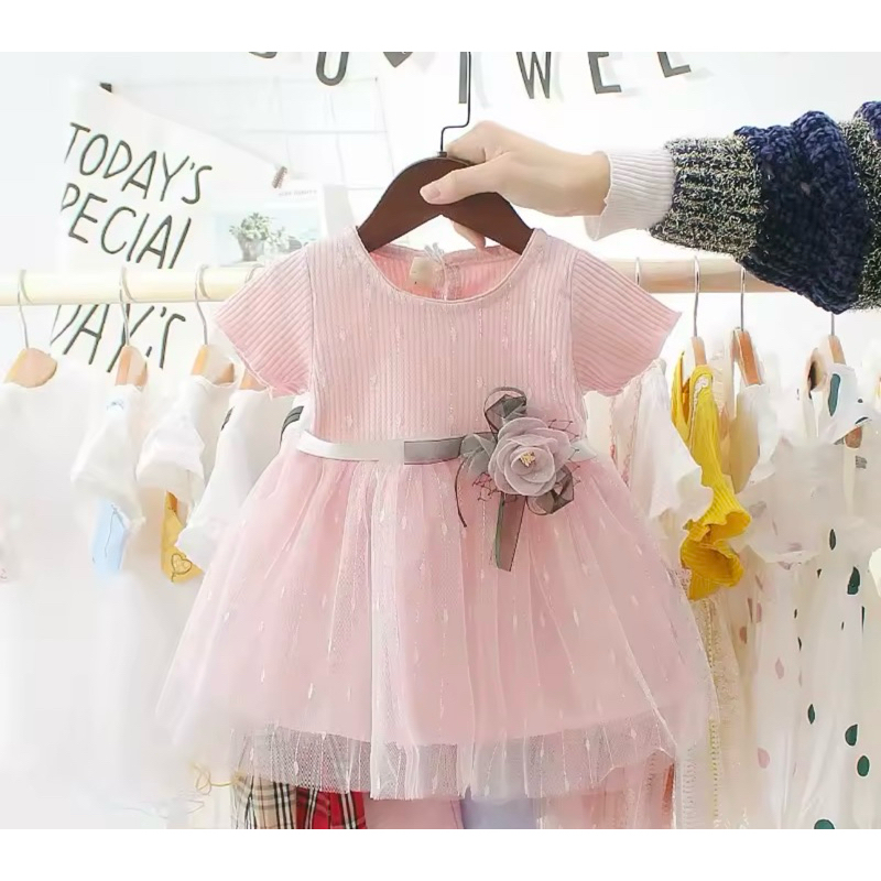 Vestido em tule com faixa em rosa