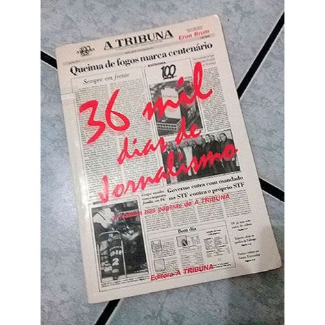 Livro - 36 Mil Dias de Jornalismo : A História nas Páginas de A TRIBUNA - Eron Brum  Editora: A Tribuna Ano: 1994