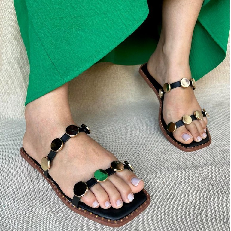 Sandália Rasteira Rasteirinha Feminina Confortável Leve Elegante Luxuosa Premium com Tachas de Ouro em Oferta na Shopee