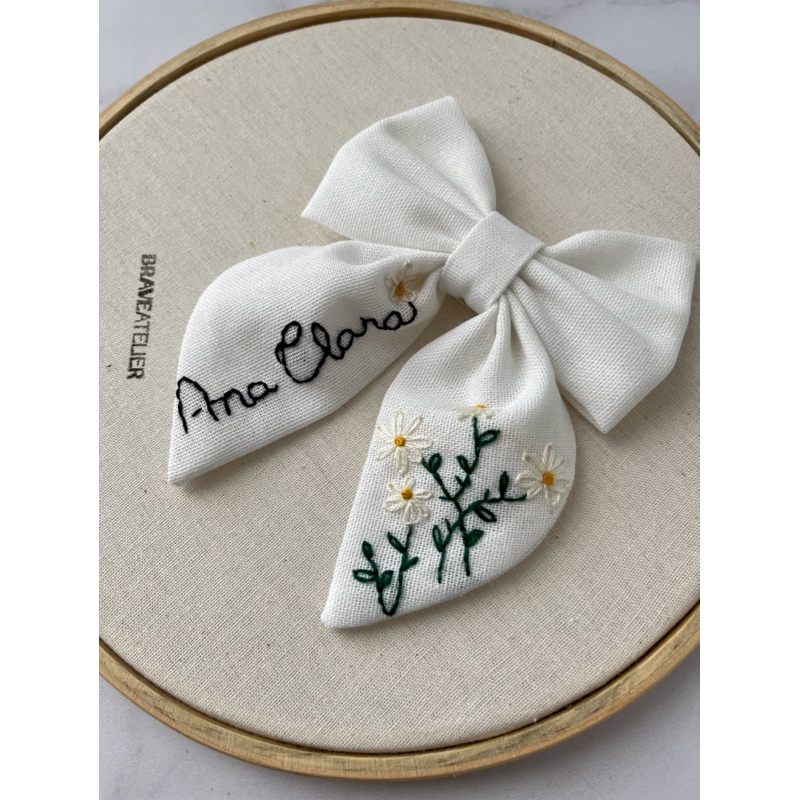 Laço Infantil Personalizado com Nome | Bordado em Linho com Flores | Presilha em Oferta na Shopee