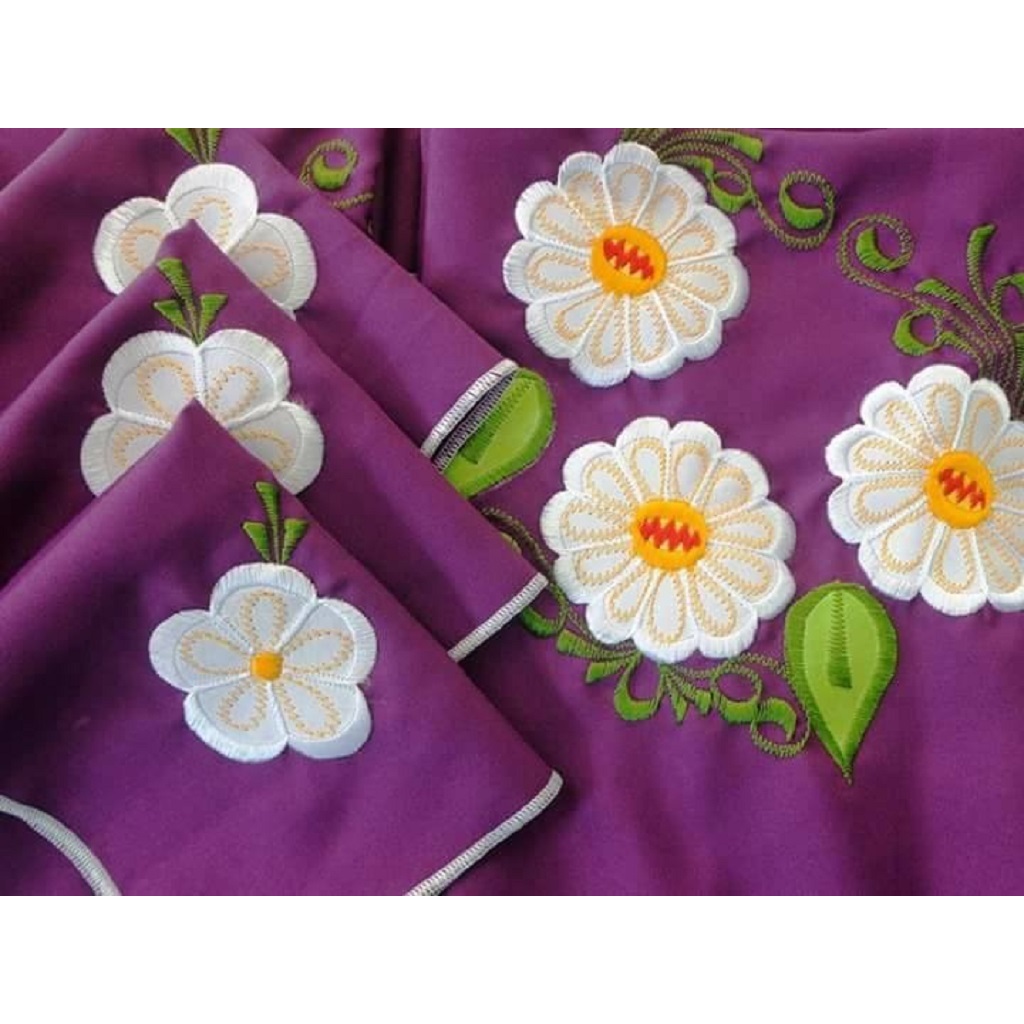 Kit contendo 02 Caminho de Mesa para Mesa 06 Lugares + Capa de Galão de Água +01 Toalha para Microondas