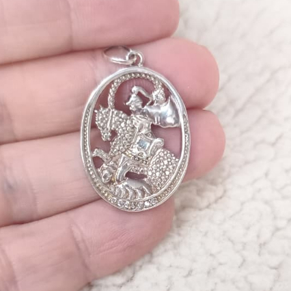 Pingente São Jorge em prata 925 legítima com zircônia cravejada, 3 cm, brilho intenso e acabamento refinado.