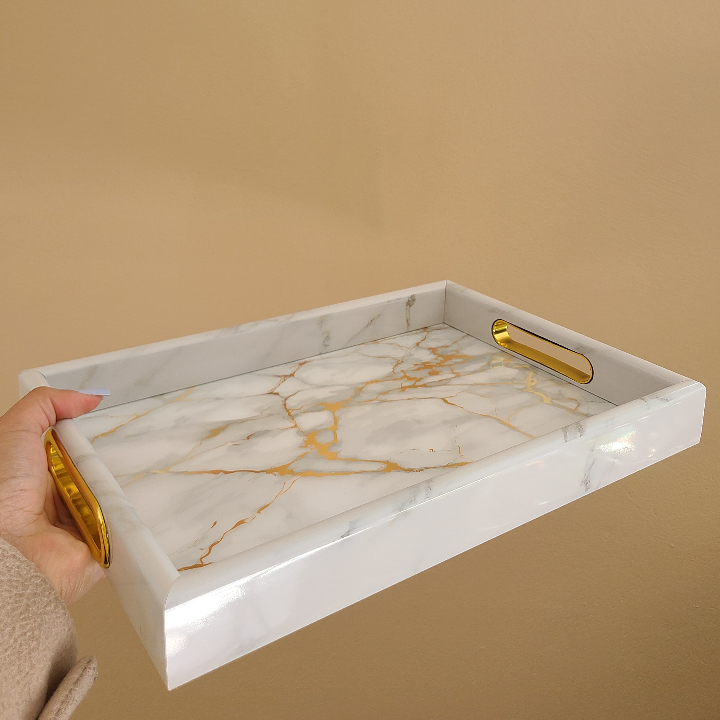 Bandeja Marmorizada Com Alça Dourada Lavabo Perfumes Maquiagem Decoração