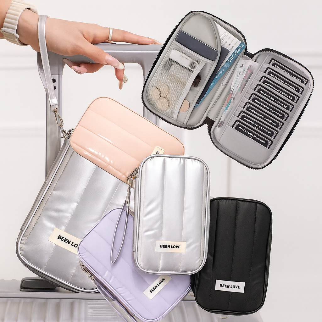 Carteira Porta Passaporte Feminina Acolchoada, Design Puffer, Material Resistente e Impermeável