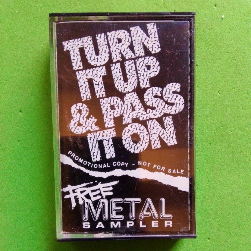 fita k7 TURN IT UP AND PASS IT ON - volume two - 6 song Free Metal Sampler (1990)