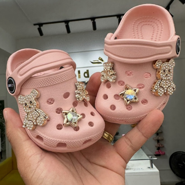 Sandália Babuche menina com 6 Pingentes Pins luxo Urso em Oferta na Shopee