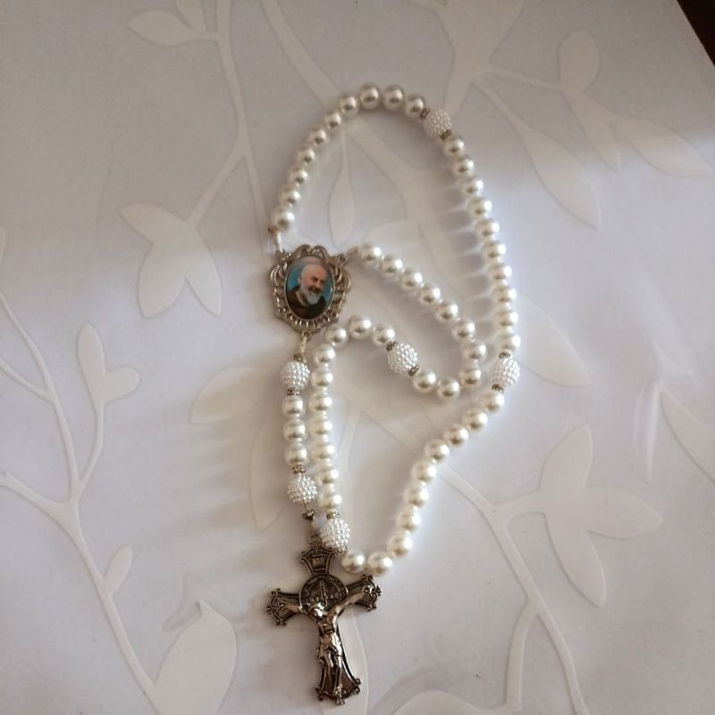 Lindo Terço Grande Artesanal Padre Pio entremeio com strass e perolas 12mm