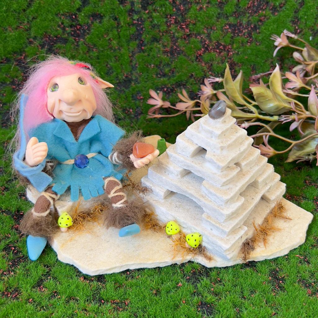 Duende Gnomo Decorativo com Pirâmide em Pedra – Porta Incenso Artesanal Místico e Esotérico