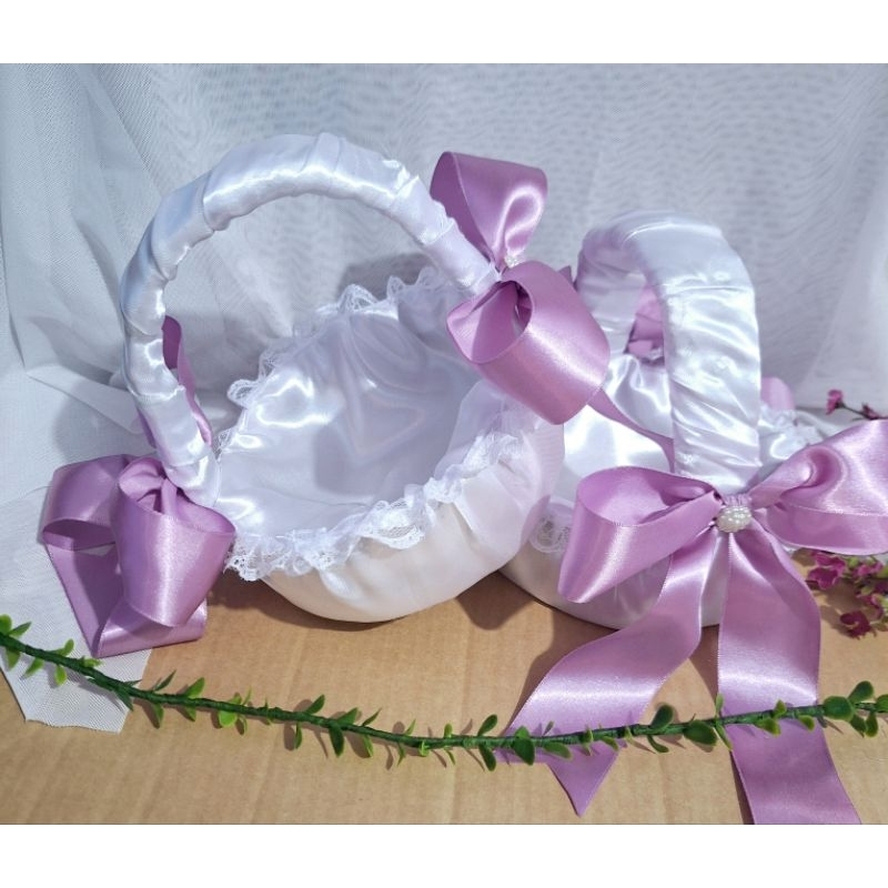 02 Cestas de Florista Lavanda Lilás e Branco Acetinado Pajem Cerimonial Daminhas