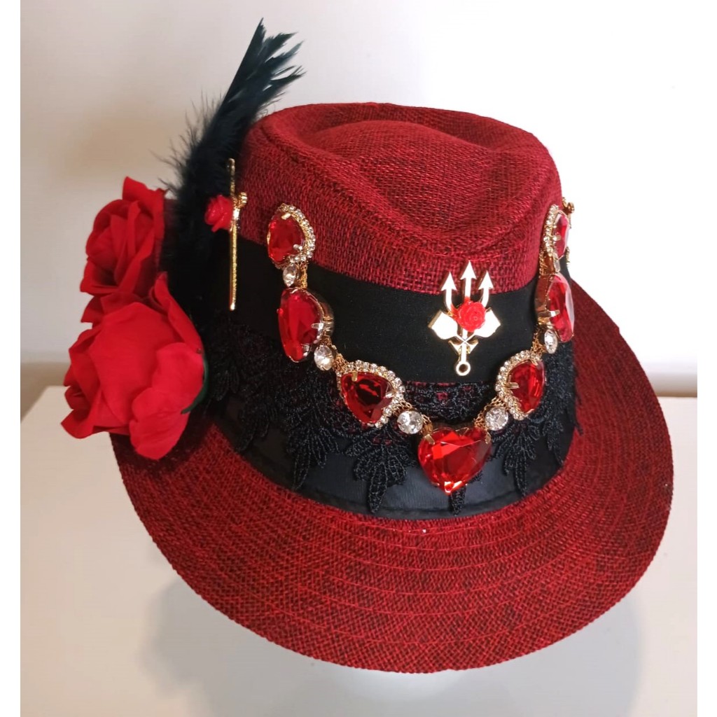 Chapeu de Pomba Gira Pomba Gira vermelho e preto com pingentes espada cruz , tridente e predrarias com rosas vermelhas