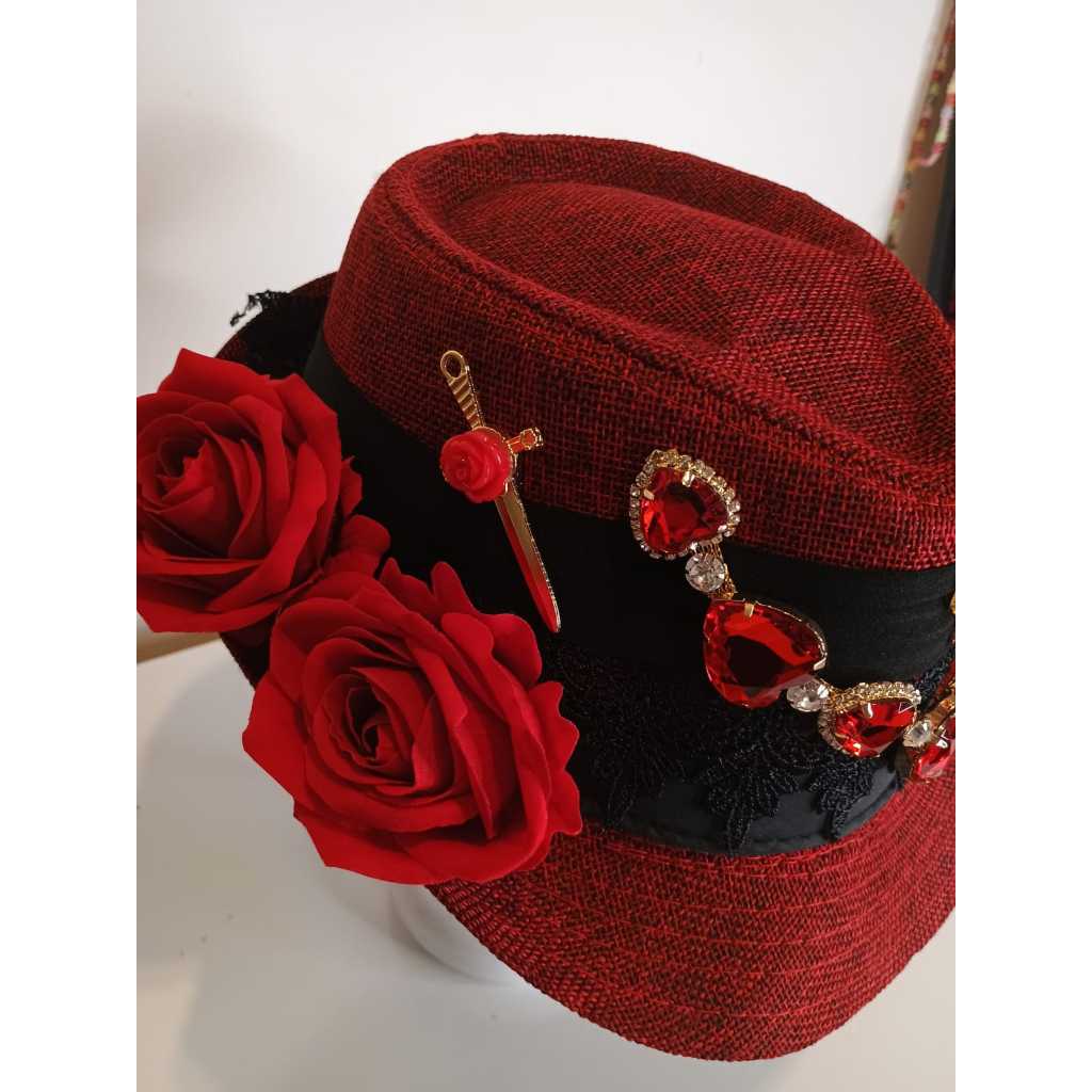 Chapeú  de Pomba Gira linha premium com pedrarias pingente   de tridente ,cruz e espada ,penas e fitas decorativas um pe