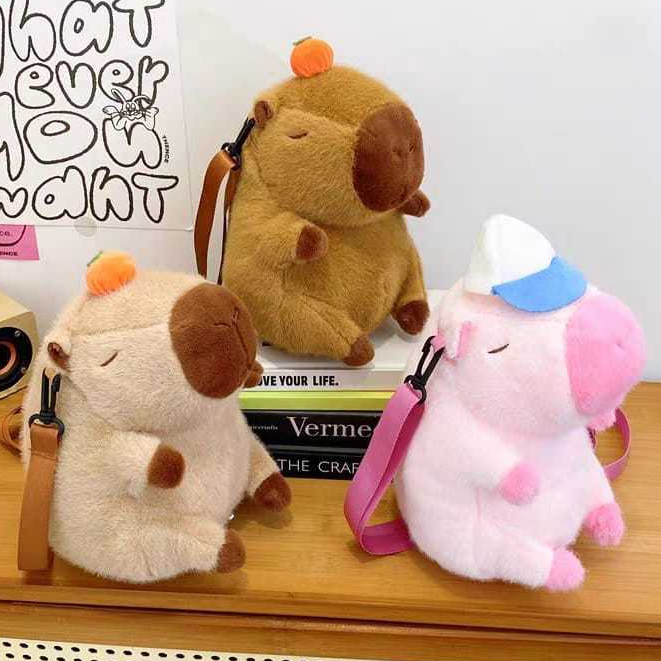 Mochila Escolar Infantil Temática Capivara De Pelúcia Fofa Grande Espaço Para Livros E Brinquedos Design Divertido