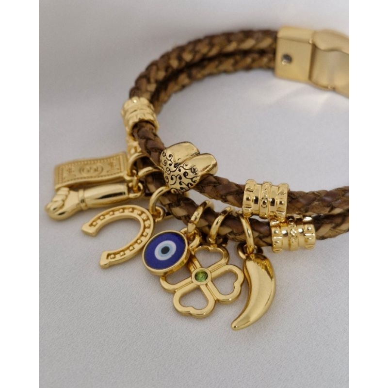 Pulseira Feminina Couro Pingentes Berloques Patua Sorte Semijoia Folheado Banhado a Ouro