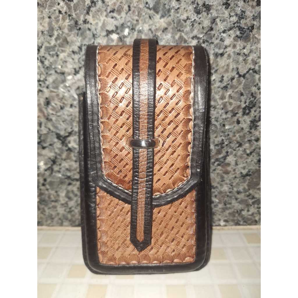PORTA CELULAR EM COURO LEGÍTIMO COM FECHO DE LINGUETA E PASSADOR METÁLICO