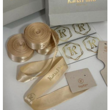 Kit 50 Adesivos Transparente e 10m de Fita de Cetim personalizado em Hotstamping Dourado ou Prata. em Oferta na Shopee