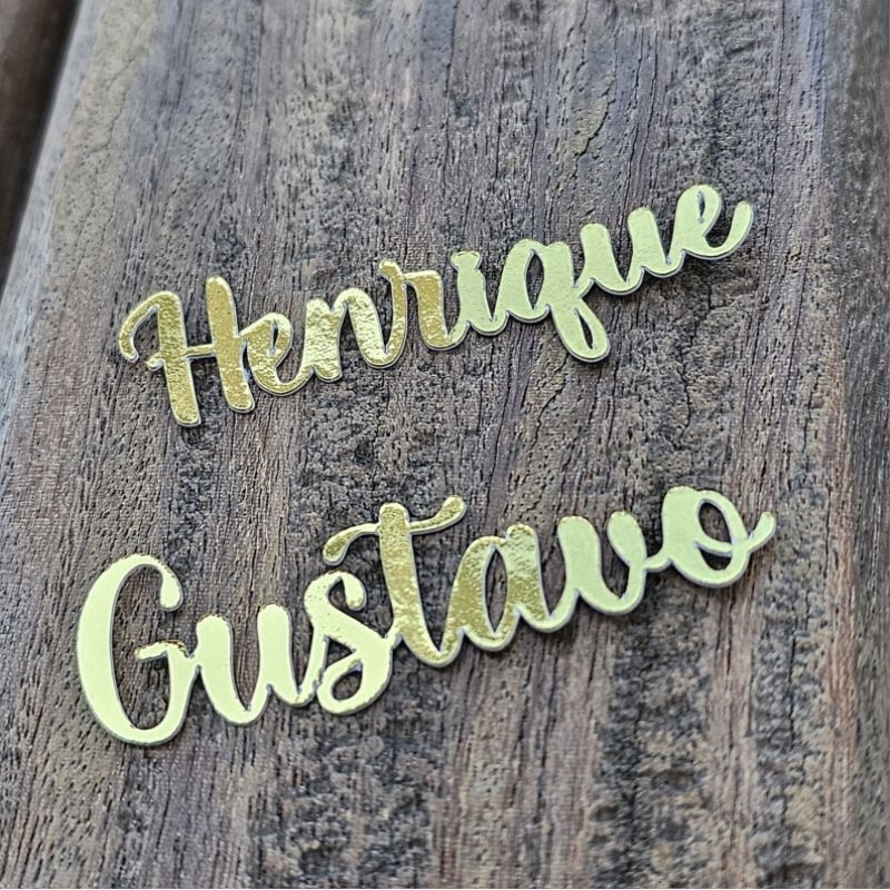 60 apliques nomes recortados no papel lamicote dourado. Decoração de lembrancinha.