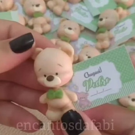 Aplique de Biscuit Ursinho com Gravata Verde – Lembrancinha Personalizada para Maternidade, Chá de Bebê e Aniversário