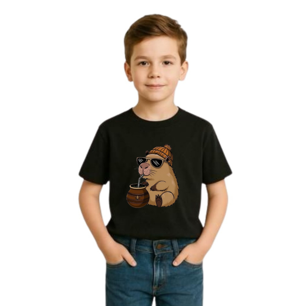 Camiseta Masculina Estampada Capy Tomando um Chimarrão Capivara Touca Adulto e Infantil 100% Algodão