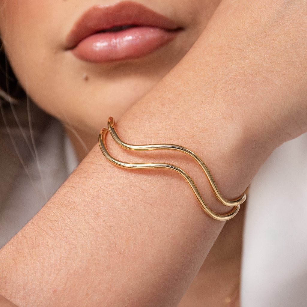 bracelete organico ondulado semijóia banhada a ouro 18k