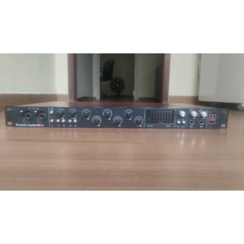 Interface de Áudio Focusrite Scarllet 18i20 1st gen