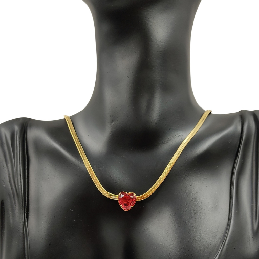 Colar Choker Malha Fita Laminada 4mm com Coração Vermelho Diamantado Banhado a Ouro 18K