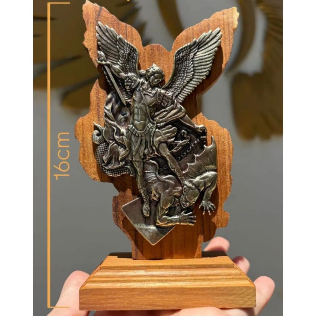 Brasão de São Miguel Arcanjo – MDF com Metal Ouro Velho 16cm Decorativo