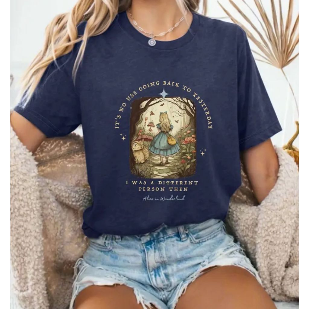 Camiseta Blusa Feminina Estampada Alice Desenho Colorida Top Fofa Casual 100% Algodão — imagem 2 de 2