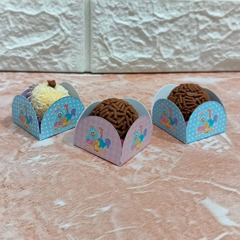 ENVIO RÁPIDO - Forminha Para Doces 4 Pétalas Brigadeiros GALINHA PINTADINHA Festa Aniversário Lembrancinha