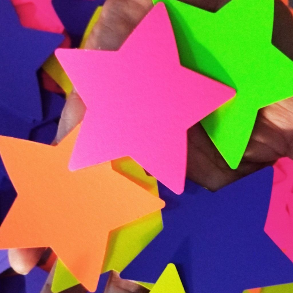 ESTRELAS GIGANTES 10CM A 20CM NEON FLUORESCENTE, BRILHAM NA LUZ NEGRA. CORTINA NEON, FESTA NEON, LEMBRANCINHA