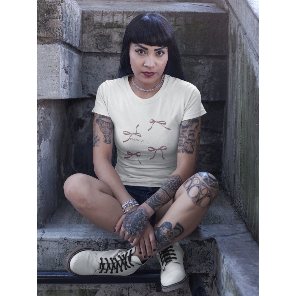 Baby Tee Y2K Feminina- Estampa Quatro Laços Rosa, Conforto Elástico e Versátil para Primavera/Verão/Outono