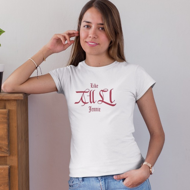 Baby Tee Y2K Feminina- Estampa Like All Jennie, Conforto Elástico e Versátil para Primavera/Verão/Outono