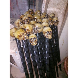 Bengala caveira em resina cabo de madeira com 0,90 cm de altura em Oferta na Shopee