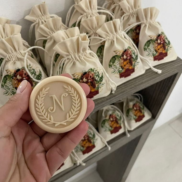 Lembrancinha Sabonete Brasão Inicial (1 Letra) + Saquinho Algodão - Kit 55/60/65/70/75/80/85/90/95/100