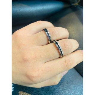 Par de aliança de namoro arredondada com detalhe preto no meio 4mm de aço inoxidável em Oferta na Shopee