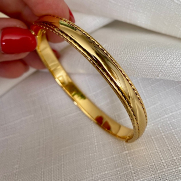 Bracelete com Detalhe Todo em Banho Ouro 18k e Acabamento em Verniz Italiano Envio Imediato
