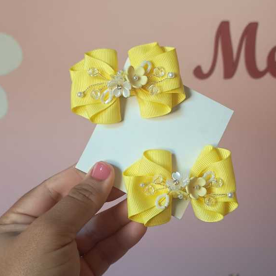 Laço Infantil Luxo com Flores e Pérolas Amarelo | Par de Bicos de Pato com Borracha Antideslizante