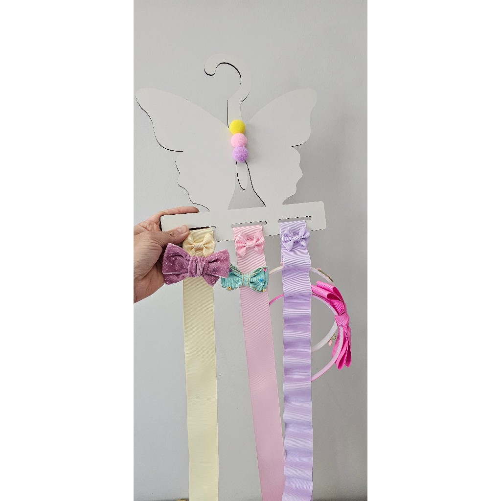 Porta laços e tiaras com nome , modelo Borboleta para laços em bico de pato/presilha e Tiara/Arcos