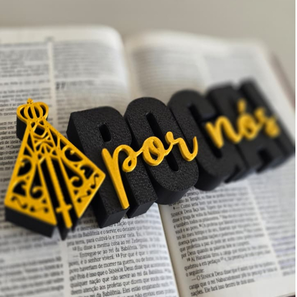 Placa Decorativa “Rogai por Nós” – Nossa Senhora Aparecida, enfeite católico, presente religioso.