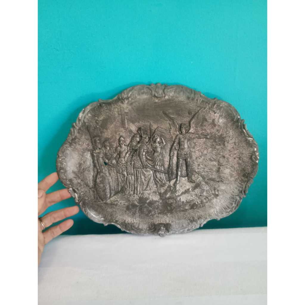 Antigo e raro prato / medalhão oval Inglês Com anjos e tropa Em bronze