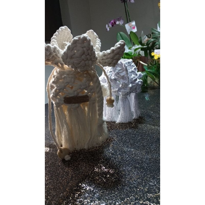 Castiçal de vidro reciclado decorado em macramê