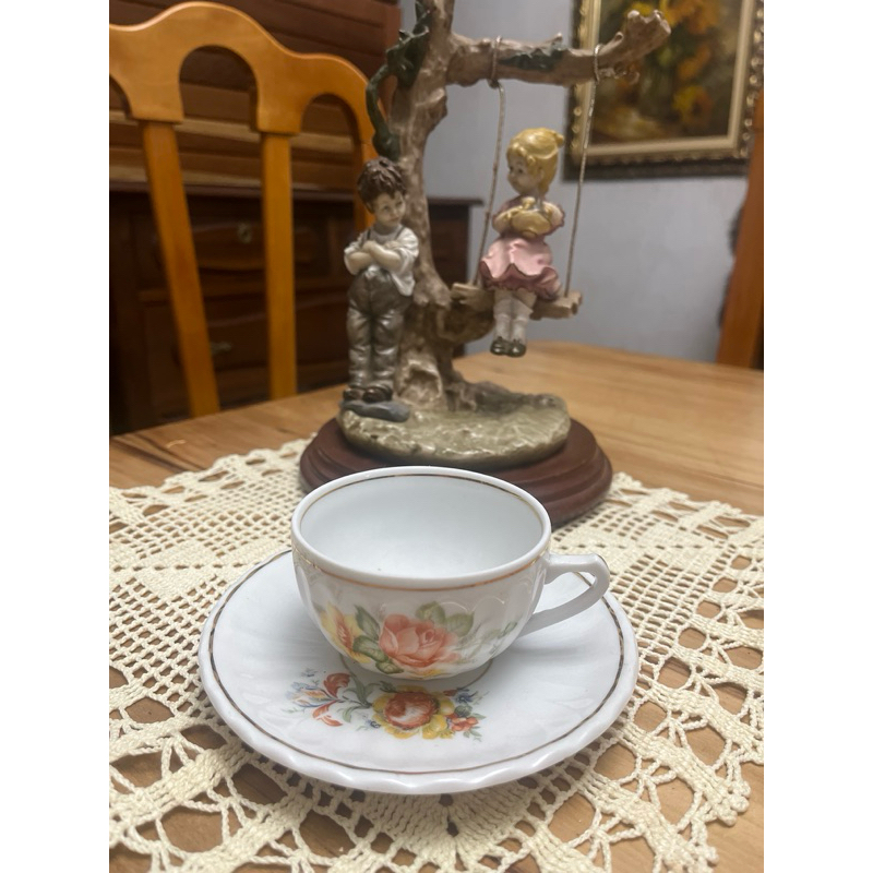 Xícara em porcelana  canelada ou conhecida carinhosamente  com caipirinha com policromia  floral  POZZANI jundiai