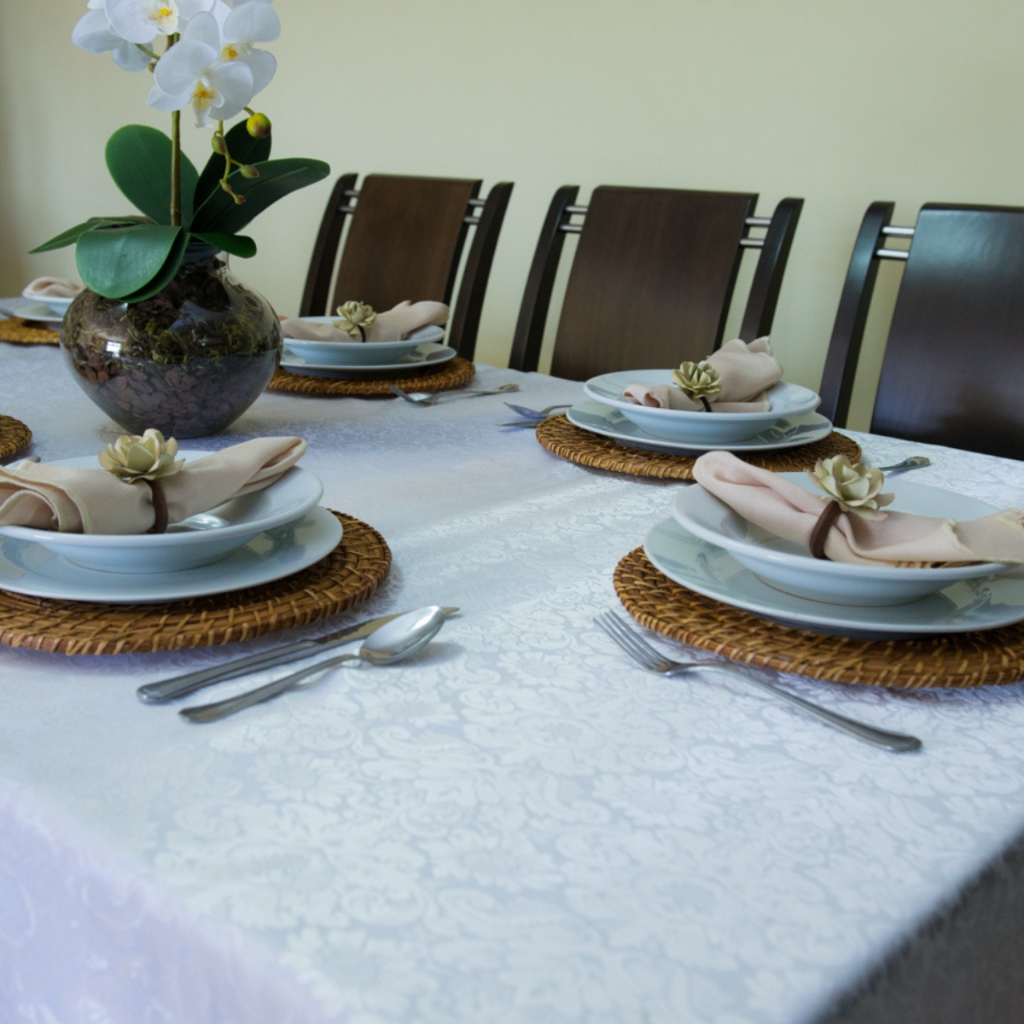 Toalha De Mesa Luxo 4, 6 e 8 Lugares Jacquard Original Tecido Grosso Várias Cores e Tamanhos